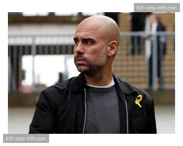 镜头捕捉：瓜迪奥拉在场边激烈指挥，要求边后卫在防守时内收保护肋部区域